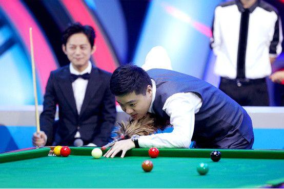 体育迈阿密赛：郑钦文逆转萨姆索诺娃 晋级十六强